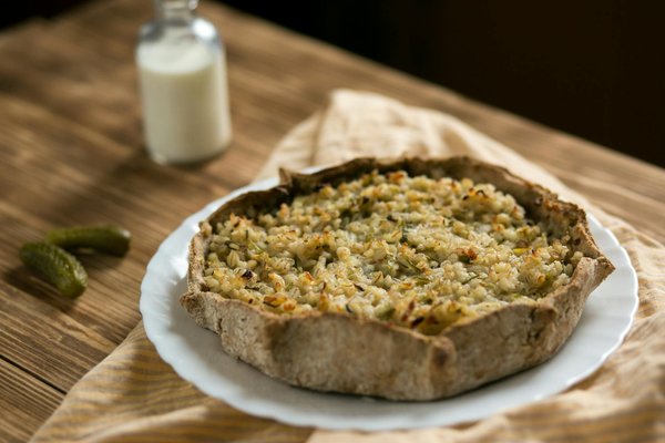 Lasciati tentare dalla squisita zuppa di farro e porri con croccanti crostini all'aglio: scopri la ricetta perfetta!